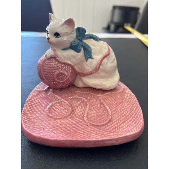 Vintage whimsical Cute White Kitten and Yarn Ball Figurine on Pink Tray - Picture 1 of 4